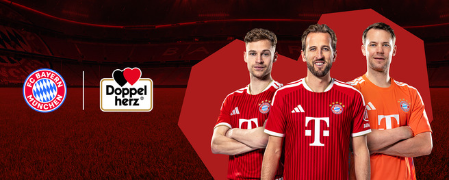 Három labdarúgó áll a kamera előtt, piros Bayern München mezekben, egy a kapus ruha narancssárga színű. A háttérben egy stadion látható, a bal oldalon a Bayern München logója, jobb oldalon pedig a Doppelherz emblémája.